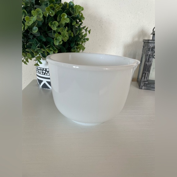 Sunbeam Mixmaster Model 7 Glasbake Milk Glass Mixer Bowl Vintage 1940s with pour - Picture 1 of 5